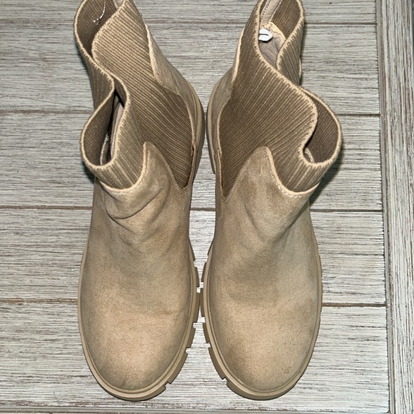 Chelsea Boots - Picture 4 of 14